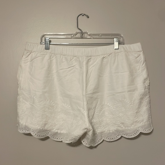 Vineyard Vines White Lacy Shorts Size XL - Picture 2 of 3